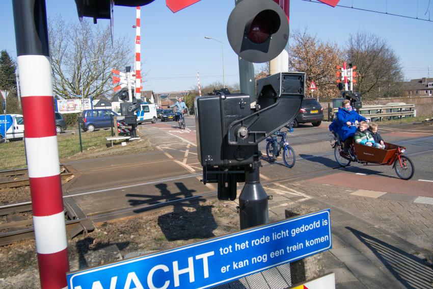 Fietsers steken dubbele overweg Boxtel over