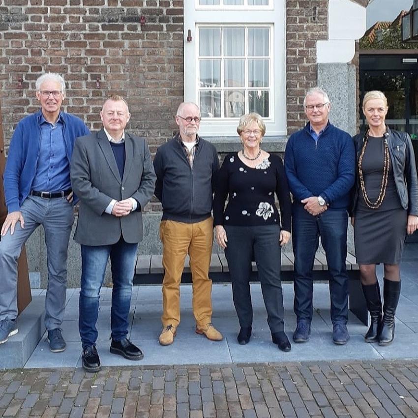 foto met daarop de vertegenwoordigers van de Boxtelse ouderenorganisaties en wethouder Eric van den Broek