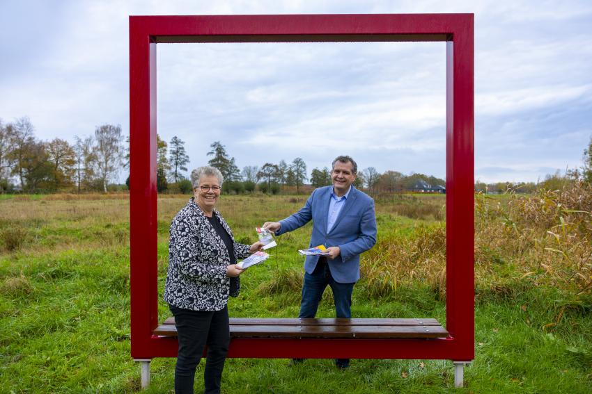 Wethouders Heesen en Van Laarhoven openen officieel de routes bij het kunstwerk Quadro van Jan van Hoogh in Lennisheuvel.  