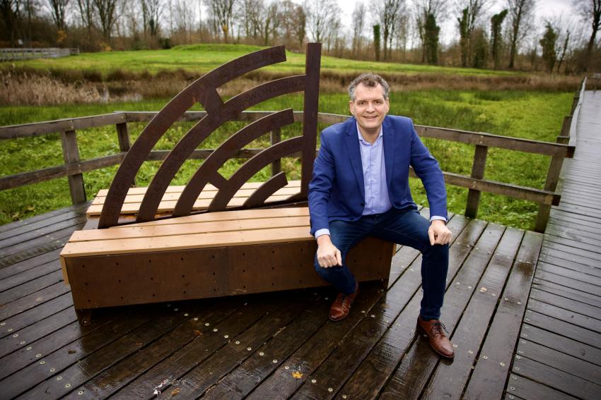 Wethouder Hans Heesen op kunstbankjes Vlonderpad