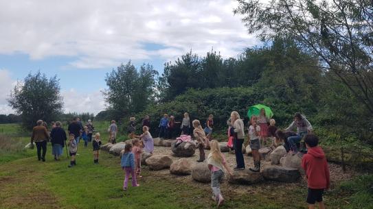 Ouders en kinderen verkennen de Kikkertuin, klik voor een vergroting