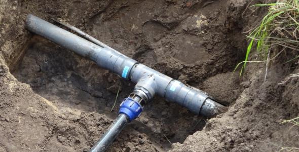 afbeelding van een rioolaansluiting in de grond