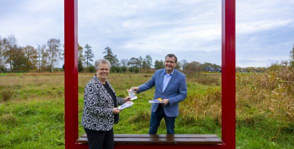Wethouders Heesen en Van Laarhoven openen officieel de routes bij het kunstwerk Quadro van Jan van Hoogh in Lennisheuvel.  