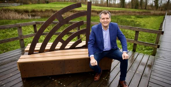 Wethouder Hans Heesen op kunstbankjes Vlonderpad