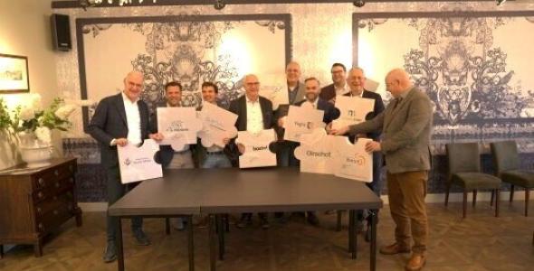 De partners met de getekende samenwerkingsovereenkomsten. 