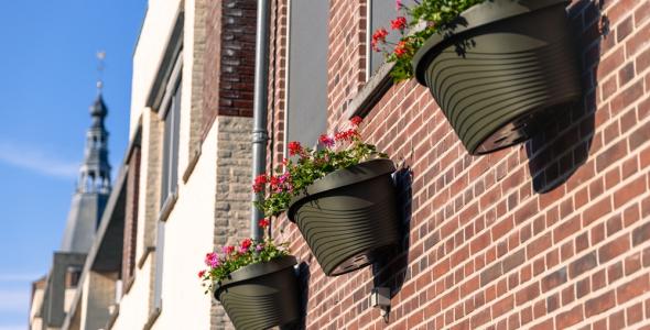 Potten met bloemen aan een gevel