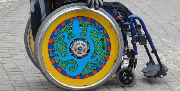 Rolstoel met felgekleurde wielen