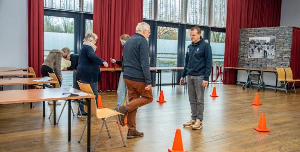 Fysiotherapeuten testen het valrisico met mensen