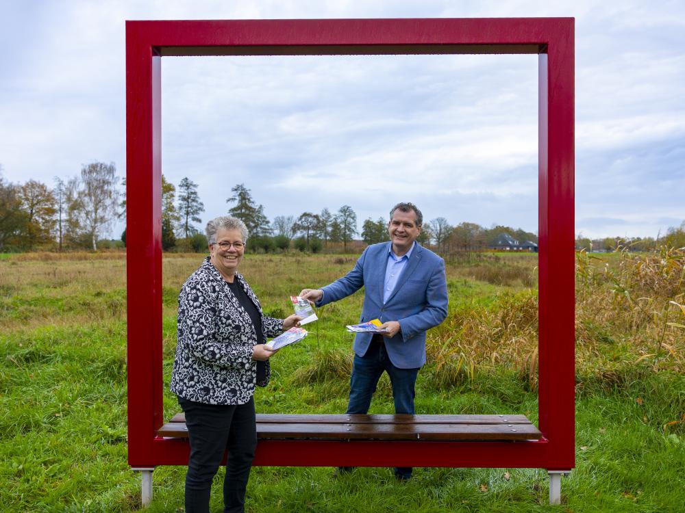 Wethouders Heesen en Van Laarhoven openen officieel de routes bij het kunstwerk Quadro van Jan van Hoogh in Lennisheuvel.  