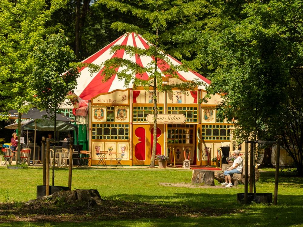De Spiegeltent in park Stapelen