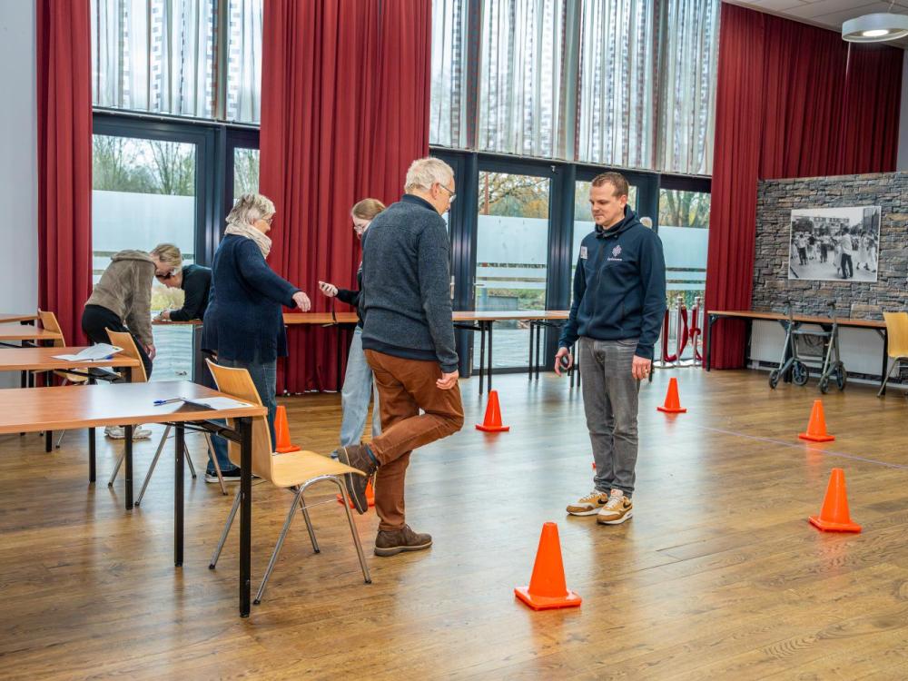 Fysiotherapeuten testen het valrisico met mensen